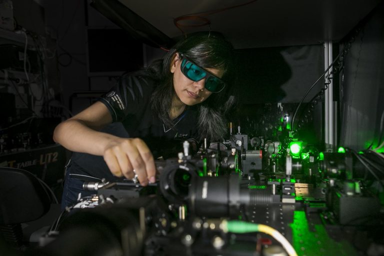 Mắt kính thông thường vẫn có thể nhìn xuyên màn đêm nhờ công nghệ laser