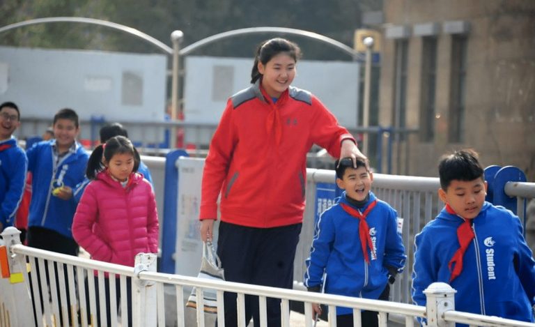 Nữ sinh 14 tuổi cao 2,26m được kì vọng như Yao Ming